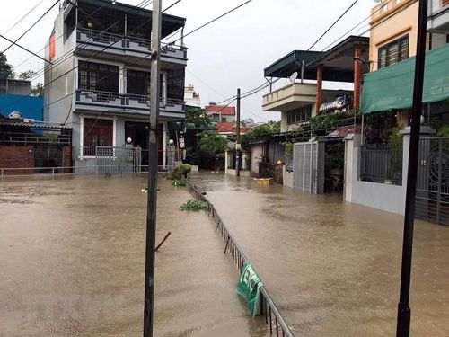 Mưa lớn gây ngập lụt ở khu 1, phường Cao Xanh, thành phố Hạ Long. (Nguồn: TTXVN)