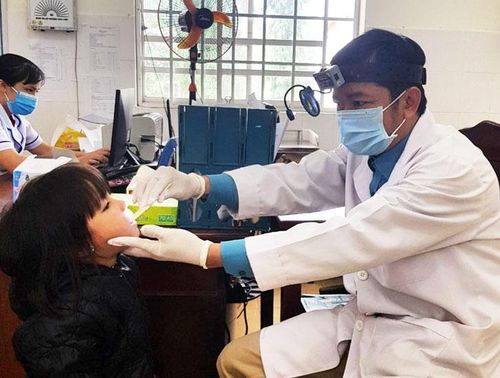 Khám sàn lọc bệnh bạch hầu tại Đam Rông. Ảnh: Báo Lâm Đồng