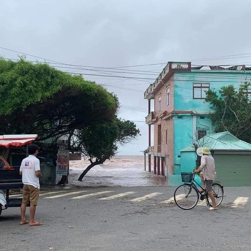 Nước biển dâng cao tràn vào khu du lịch Thịnh Long ở tỉnh Nam Định khi hoàn lưu bão số 2 tràn vào đất liền. Ảnh theo Tổng cục Phòng chống thiên tai