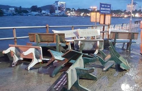 Mưa gió, dông lốc xảy ra tại huyện đảo Phú Quốc - Kiên Giang những ngày qua. Ảnh theo Tổng cục Phòng chống thiên tai