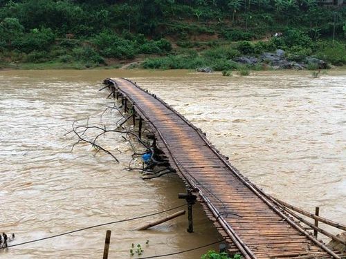 Con suối hiền hòa chảy qua bản Sa Ná đã trở thành biển nước (ảnh Lương Diễn)