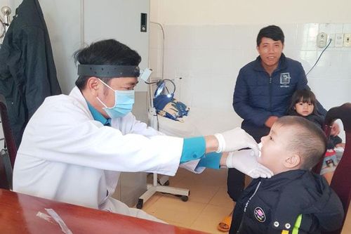 Khám sàng lọc bệnh bạch hầu tại Đam Rông