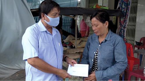 Ông Lê Thành Công trao quà cho các hộ dân chịu ảnh hưởng sạt lở