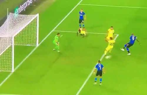 Lukaku dứt điểm ra ngoài dù khung thành đối thủ đã rộng mở.