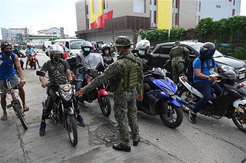 Cảnh sát kiểm tra các phương tiện tại Manila, Philippines ngày 4/8/2020 sau khi lệnh phong tỏa mới do COVID-19 được áp dụng. Ảnh: AFP/ TTXVN