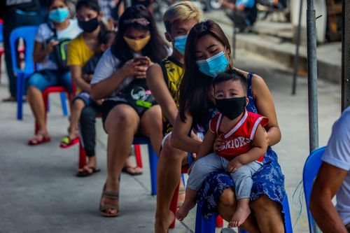 Người dân xếp hàng chờ xét nghiệm COVID-19 tại Manila, Philippines ngày 28/7/2020. Ảnh: THX/TTXVN