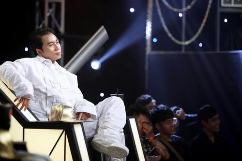  Hình ảnh nam rapper hướng đến trong chương trình chính là tinh thần athleisure với những chi tiết rút dây khác lạ trên áo khoác oversized và quần đồng điệu. Anh phối sneakers đính gai cá tính, mang đến vẻ đối lập trên kết cấu trang phục. Ảnh: Rap Việt. 