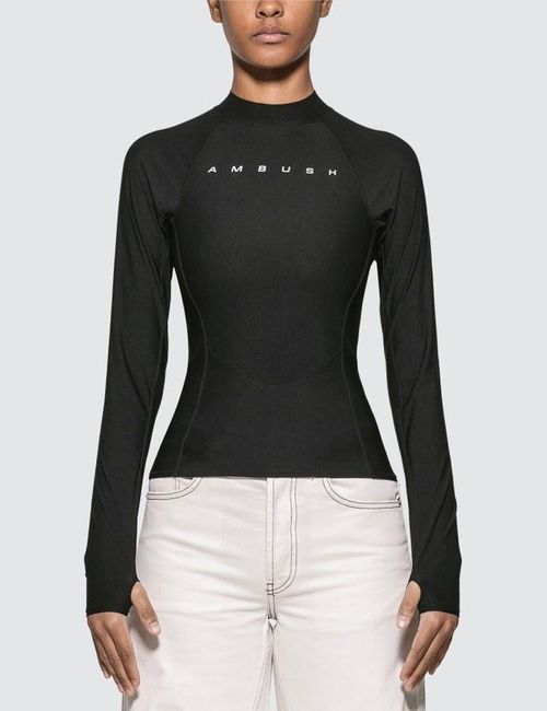  Hình ảnh của Suboi mang đậm tinh thần athleisure hòa quyện cùng chất Techwear cá tính. Chiếc áo thun dài tay phom dáng ôm của người đẹp đến từ thương hiệu Ambush trong bộ sưu tập Xuân - Hè 2020 với mức giá 200 USD. Ảnh: Ambush. 