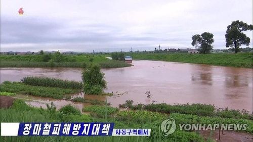 Đất nông nghiệp ở huyện Sadong, phía đông Bình Nhưỡng bị ngập lụt sau mưa lớn. Ảnh: KCTV/Yonhap.