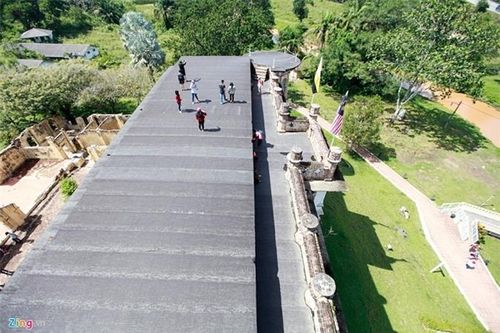 Sân thượng được đổ mái bằng với lối đi rộng, lót đá. Theo dự tính ban đầu, đây sẽ là sân tennis và khu giải trí.