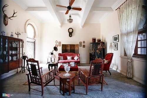 Kellie's Castle có một phòng khách đã hoàn thành với đầy đủ các trang thiết bị. Toàn bộ các cửa ra vào đều khóa kín, du khách chỉ có thể nhìn vào trong qua những khung cửa sắt.