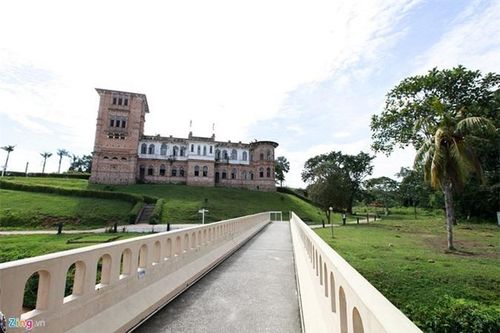 Lâu đài của Smith được xây dựng trên một ngọn đồi cao, lối đi chính là cây cầu bắc ngang con suối nhỏ. Kellie's Castle là tổng hòa của kiến trúc Hy Lạp-La Mã, Ma-rốc và Ấn Độ. Toàn bộ vật liệu xây dựng đều được vận chuyển từ Ấn Độ.