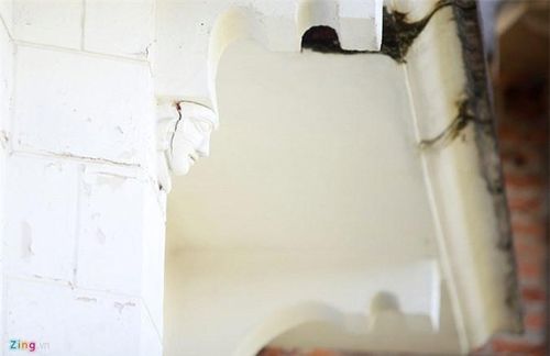 Khắp công trình là những tường với họa tiết được trang trí dang dở.