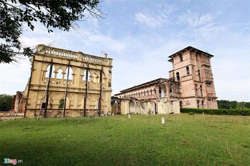Theo bản thiết kế ban đầu, Kellie's Castle chỉ gồm một tòa nhà 6 tầng. Đây cũng là công trình đầu tiên tại Malasysia được trang bị thang máy. Khi dịch cúm diễn ra, những người công nhân còn lại yêu cầu ông chủ xây thêm một ngôi đền để cầu xin sự che chở của bề trên.