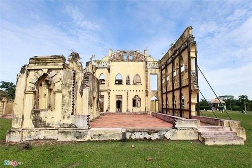 Năm 1926, Smith đột ngột qua đời vì bệnh phổi. Công trình bị gián đoạn trong một thời gian dài. Sau đó, vợ ông Smith quyết định bán lại lâu đài cho một công ty Anh và quay về quê hương sinh sống.