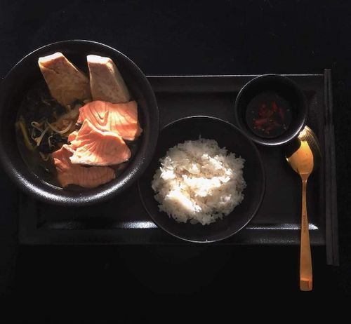 Một bữa ăn khác mới được cô chia sẻ với cá hồi, giá đỗ...
