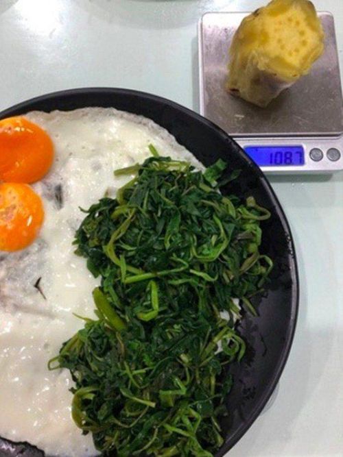 Cô thậm chí cân đo đong đếm rất cẩn thận.
