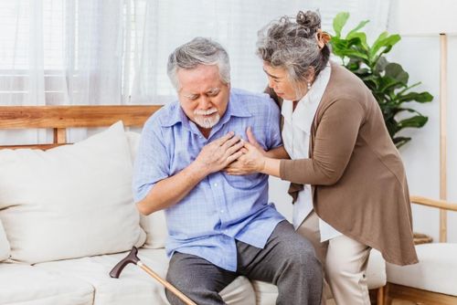 Cao tuổi + bệnh lý nền: hệ miễn dịch “về chiều” (ảnh minh họa)