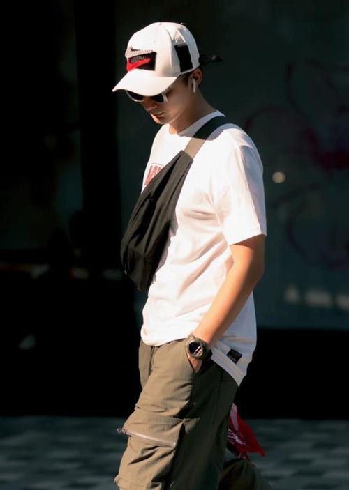 Lê Hoàng Bảo đam mê sneakers và phong cách hip hop. Ảnh: NVCC.