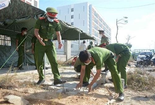 Công an quận Liên Chiểu dựng trại dã chiến bên ngoài khu ký túc xá phía Tây thành phố Đà Nẵng, nơi tiếp nhận, cách ly các trường hợp tiếp xúc gần với bệnh nhân COVID-19 (26/7/2020). Ảnh: Văn Dũng - TTXVN