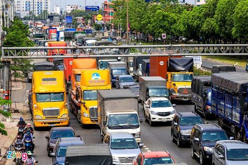 Theo Thông tư 74, xe tải, ôtô chuyên dụng, xe đầu kéo chỉ nộp phí bằng 90% mức thu quy định trước đó. Ảnh: Quỳnh Danh.