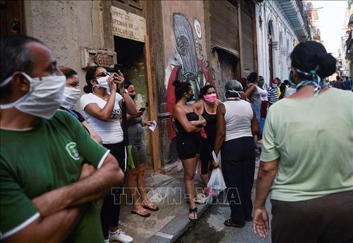 Người dân đeo khẩu trang phòng lây nhiễm COVID-19 tại La Habana, Cuba, ngày 19/5/2020. Ảnh: AFP/TTXVN