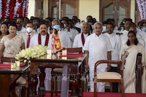 Tổng thống Gotabaya Rajapaksa (thứ 2 phải) và Thủ tướng Mahinda Rajapaksa (thứ 2 trái) cùng các thành viên nội các mới của Sri Lanka tại lễ tuyên thệ nhậm chức ở Kandy, ngày 12/8/2020. Ảnh: AFP/TTXVN