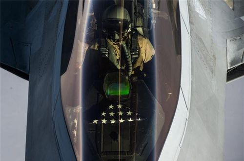  Trong khi Nga chế tạo và biên chế súng trường AKS-74U cho các phi công tham chiến tại Syria, Mỹ từng phát triển súng trường cỡ nhỏ cho phi công nhưng không thành công. 