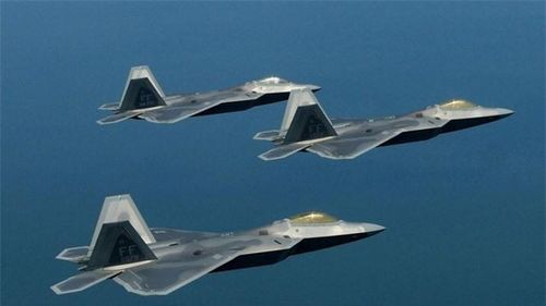  Việc thể hiện thành tích kém cỏi trước chiếc T-38 (mới được công bố hồi đầu năm 2019) khiến người ta không quá bất ngờ khi F-22 tan tác thực diễn tập đối kháng trước tiêm kích Su-30MKM của Malaysia hồi năm 2016. Trong diễn tập, tiêm kích Su-30MKM đã bộc lộ được thế mạnh và giành được lợi thế trước F-22 với tỷ số 12 - 2, tức là Su-30MKM bắn hạ được 12 chiếc F-22 trong khi chỉ có 2 chiếc Su-30 bị hạ. 