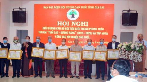 Bà Rơ Châm H'Yéo-Ủy viên Ban Chấp hành Trung ương Hội NCT Việt Nam, Trưởng ban Đại diện Hội NCT tỉnh(người đứng thứ 3 bên trái) trao bằng khen của Trung ương Hội NCT Việt Nam cho cán bộ Hội có nhiều thành tích xuất sắc trong phong trào thi đua yêu nước "Tuổi cao-gương sáng", giai đoạn 2015-2020. Ảnh: Hoàng Minh