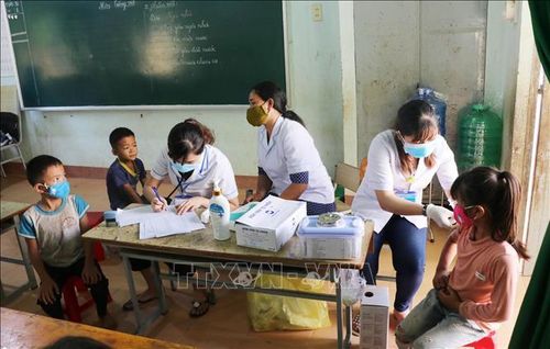 Khám sàng lọc và tiêm vắc xin phòng bệnh bạch hầu cho trẻ trong khu dân cư có bệnh nhân mắc bạch hầu tại huyện Lắk.