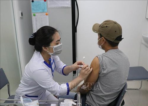 Người dân thành phố Buôn Ma Thuột, tỉnh Đắk Lắk chủ động tiêm chủng vắc xin phòng bệnh bạch hầu.