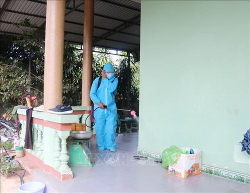 Cán bộ y tế phun thuốc khử trùng khu dân cư có bệnh nhân mắc bạch hầu tại huyện Lắk.