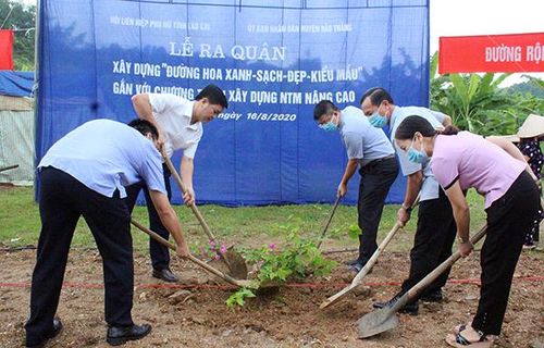 Lãnh đạo huyện Bảo Thắng tham gia trồng hoa tại lễ phát động.