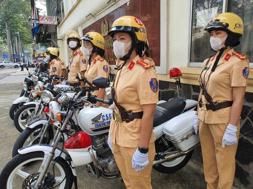 Tại các chốt điều tiết giao thông sẽ có một chiến sĩ nam và một chiến sĩ nữ phối hợp.