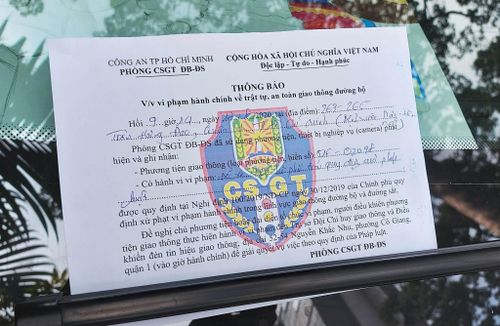 Việc dán thông báo nhằm nhắc nhở tài xế biết để thực hiện việc nộp phạt sớm theo quy định.