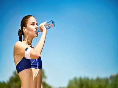 Uống nước: Việc cần làm đầu tiên sau khi ngủ dậy đó là uống nước. Theo các chuyên gia, thói quen này sẽ tăng cường chức năng giải độc, từ đó giúp bạn có một cơ thể khỏe mạnh.