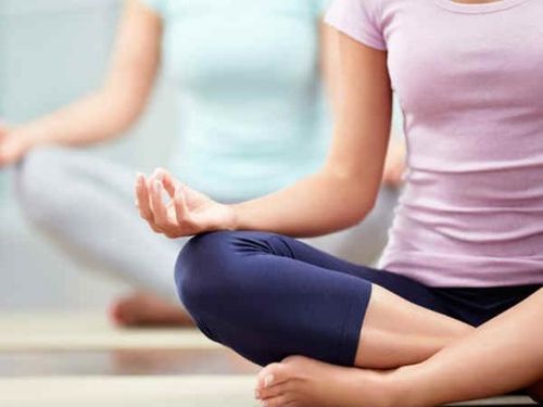 Ngồi thiền: Ngồi thiền vào buổi sáng giúp thanh lọc tâm trí và giữ cho tâm trạng của bạn luôn ổn định. Ngoài ra, thói quen này cũng có tác dụng thư giãn đầu óc để bạn dễ tiếp thu kiến thức, thông tin hơn.