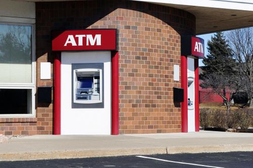 Các máy ATM không có nhiều cải tiến trong những năm qua. Ảnh: Wired.