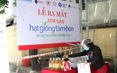 Các nhu yếu phẩm được tặng thêm cho mọi người.