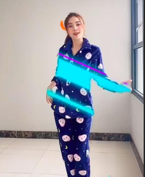 Cô nàng khá thoải mái khi nhún nhảy ở khu ban công của chung cư được cho là nơi ở của Chi Dân.