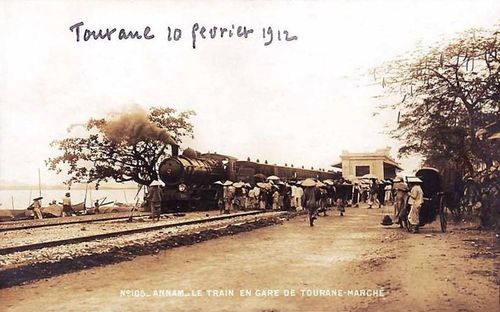 Ga Chợ Hàn năm 1912. Nhà ga này được xây dựng để phục vụ cho việc trung chuyển hàng hóa đến ga trung tâm (ga Đà Nẵng ngày nay). Khu vực nhà ga ngày nay là vườn tượng điêu khắc sông Hàn, đối diện chợ Hàn - một khu chợ có lịch sử lâu đời của Đà Nẵng.