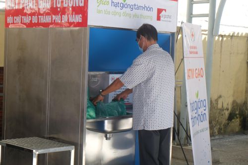 Người dân bắt đầu nhận gạo. 