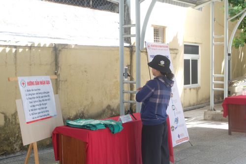 Khác với những lần trước, ATM gạo lần này được sử dụng hệ thống thông minh. Trong ảnh, hệ thống sẽ xác nhận sự chính xác của người nhận thông qua hệ thống nhận diện khuôn mặt.