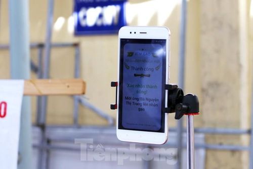 Với hệ thống AI tự động nhận diện khuôn mặt, mỗi người chỉ mất vài giây để hệ thống nhận diện. Nhiều người không cần tháo khẩu trang vẫn có thể thực hiện thành công thao tác này. Ảnh: Giang Thanh