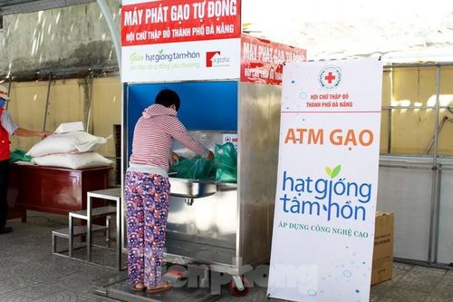 Sau khi nhận diện khuôn mặt thành công, mỗi người dân sẽ được nhấn 2 lần nút lấy gạo và lấy được 12kg gạo. Số gạo này đã được Hội Chữ thập đỏ TP Đà Nẵng tính toán kỹ càng, phù hợp cho các hộ gia đình ăn trong vòng 1 tuần. Ảnh: Giang Thanh