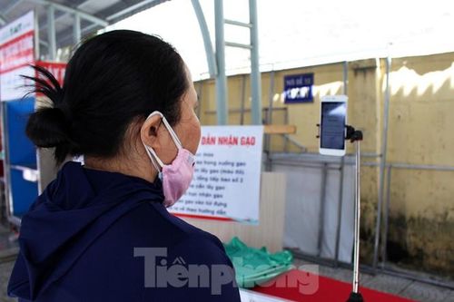 Để chuẩn bị hệ thống dữ liệu cho ATM gạo AI nhận diện, các Hội Chữ thập đỏ phường, xã cùng với các tổ dân phố đã tiến hành lập danh sách các hộ khó khăn trên địa bàn. Những thông tin cần cung cấp cho hệ thống dữ liệu đó là: họ tên, địa chỉ, ảnh chụp chứng minh nhân dân, ảnh chụp cá nhân... Sau khi dữ liệu nhập vào hệ thống, robot sẽ tự động xếp lịch hẹn người dân đến nhận gạo, mỗi người cách nhau 5 phút. Ảnh: Giang Thanh