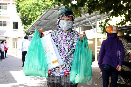 Hiện, đã có khoảng 20 tấn gạo (trị giá 300 triệu đồng được các mạnh thường quân ủng hộ để hỗ trợ người dân. Hội Chữ thập đỏ TP Đà Nẵng cũng kêu gọi các tổ chức, cá nhân có tấm lòng có thể ủng hộ tiền mặt hoặc gạo để lan tỏa ATM gạo AI rộng hơn. Trong tuần tới, Hội Chữ thập đỏ TP Đà Nẵng sẽ triển khai ATM gạo đến các phường, để người dân khó khăn có thể dễ dàng nhận hỗ trợ. Ảnh: Giang Thanh
