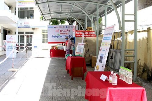 Chương trình ATM gạo - Hạt giống tâm hồn được Hội Chữ thập đỏ TP Đà Nẵng phối hợp với một số công ty về công nghệ triển khai nhằm hỗ trợ các hộ dân có hoàn cảnh khó khăn khi thực hiện giãn cách xã hội để phòng chống dịch bệnh. Ảnh: Giang Thanh