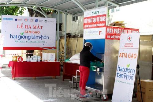 Theo PGS.TS Trần Mạnh Huy, Công ty CP V.B.P.O, người nghiên cứu ra máy ATM gạo AI, việc ứng dụng công nghệ vào toàn bộ quá trình nhận gạo từ máy ATM sẽ giúp thực hiện tốt việc giãn cách theo đúng tinh thần của Chỉ thị 16, đảm bảo công bằng - người khó khăn sẽ được nhận gạo và tiết kiệm thời gian cho người dân. Ảnh: Giang Thanh
